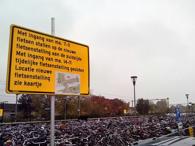 geel bord - sluiting tijdelijke fietsenstalling harderwijk