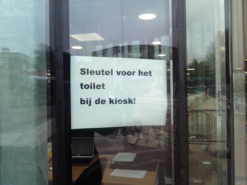 Sleutel toilet bij de kiosk briefje fietsenstalling Harderwijk
